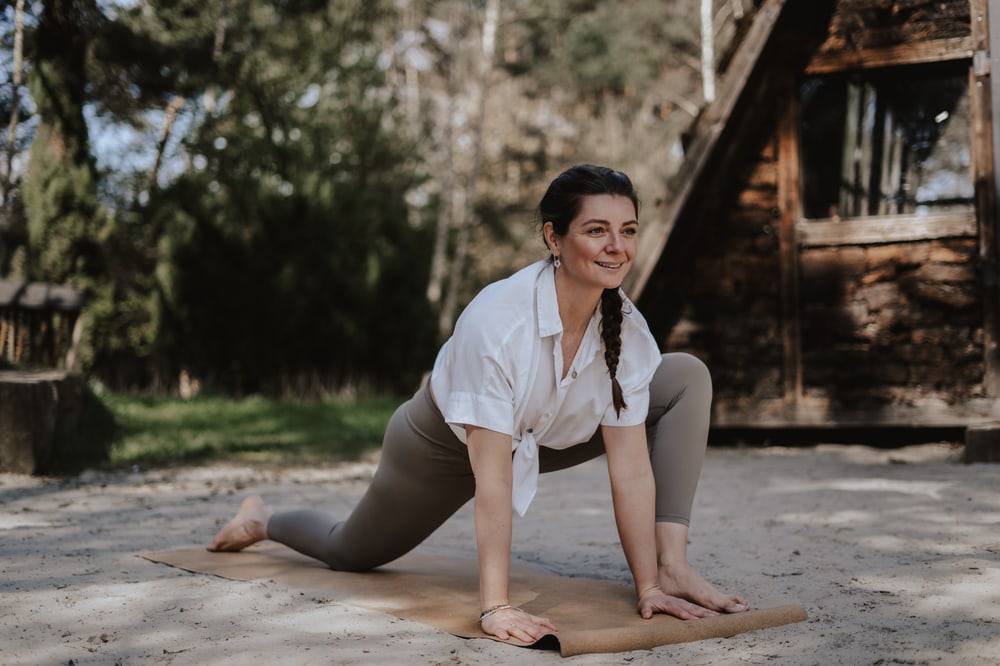 Sitting Pose mit Mala-Kette – ganzheitliche Yogabegleitung