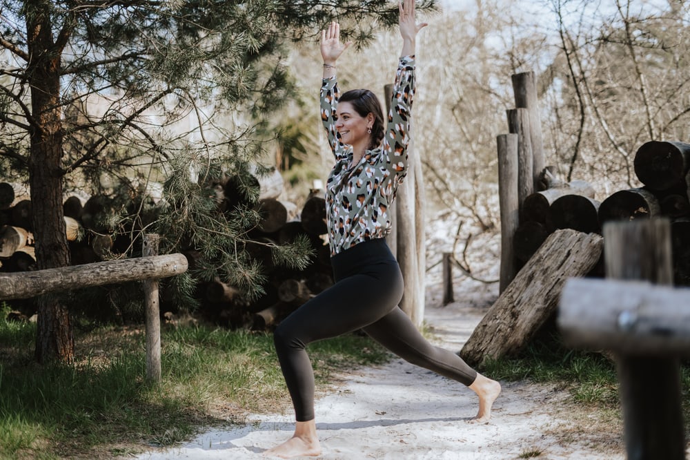 Fabienne in Yoga-Pose im Wald – ganzheitliche Yogalehrerin