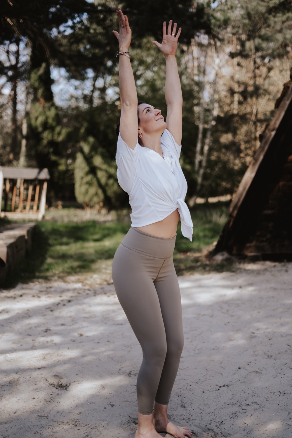 Yogalehrerin Fabienne von Gahlen in einer Yoga-Pose im Wald bei Dortmund