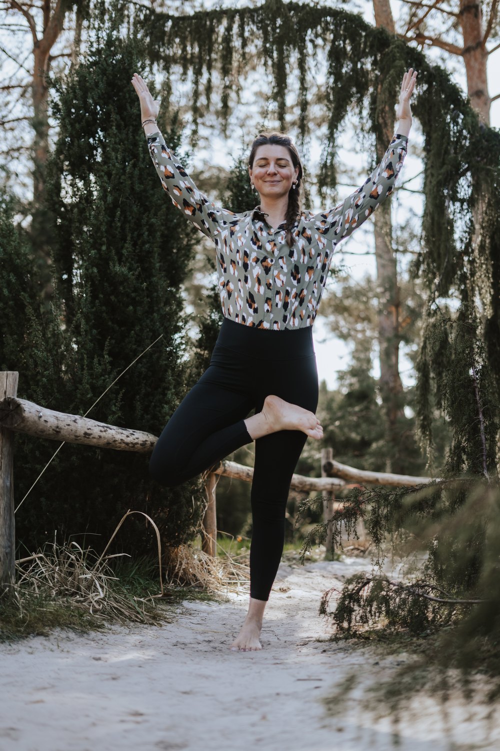 Yogalehrerin Fabienne von Gahlen in Tree Pose im Wald – Retreat-Yoga